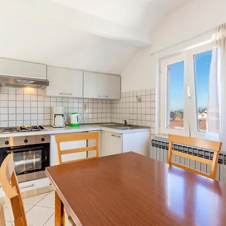 3 Bedroom Beautiful In Kastel Luksic Apartament Kaštela