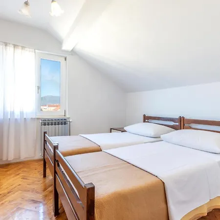 3 Bedroom Beautiful In Kastel Luksic Apartament
