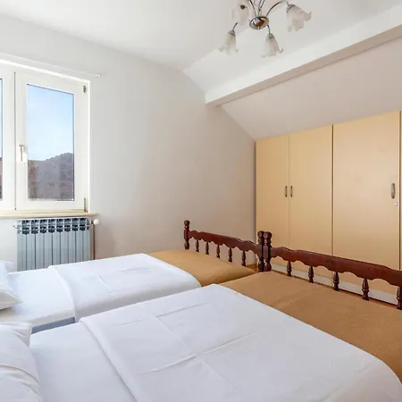3 Bedroom Beautiful In Kastel Luksic Apartament