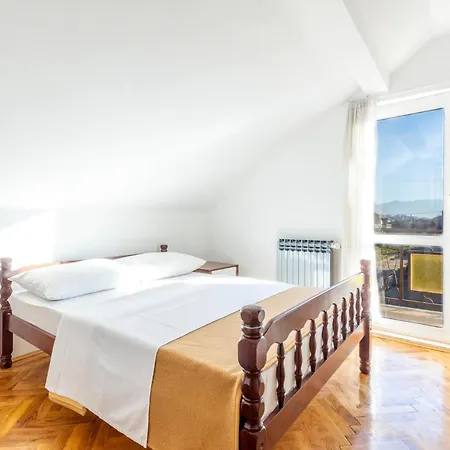 Apartament 3 Bedroom Beautiful In Kastel Luksic *
