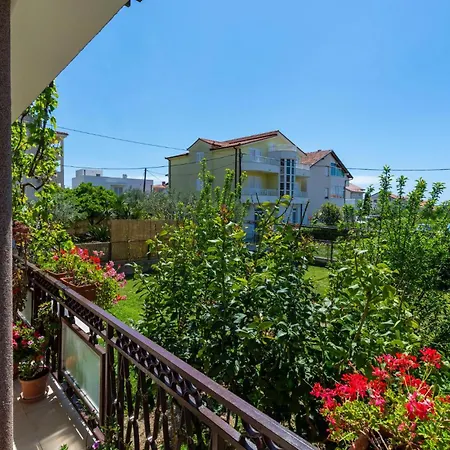 3 Bedroom Beautiful In Kastel Luksic Apartament Kaštela