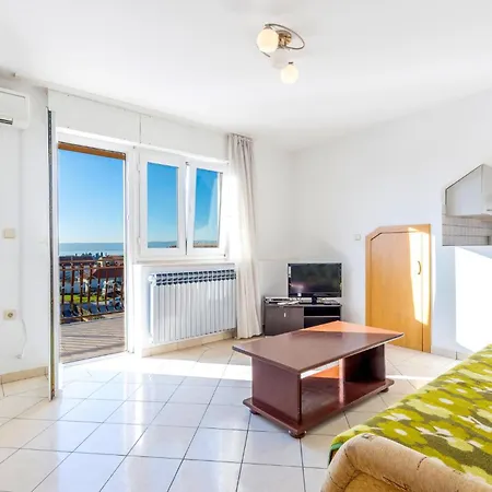3 Bedroom Beautiful In Kastel Luksic Kaštela