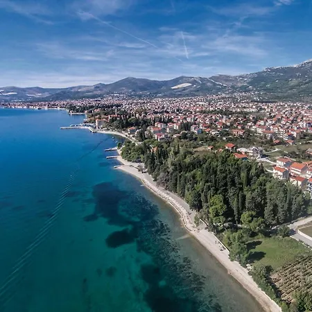 3 Bedroom Beautiful In Kastel Luksic Apartament Kaštela